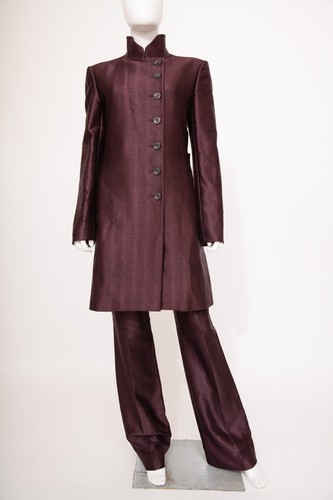 ALEXANDER MCQUEEN Cappotto e pantaloni Alexandre McQueen A I 2002 raso dettaglio ricamato bordeaux