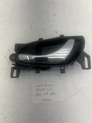 Manija interior puerta trasera izquierda Nissan Rogue 2014-2020 OEM. Foto 1 de 4