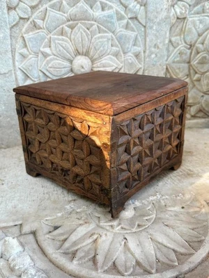 Hermosa caja de almacenamiento vintage de madera tallada a mano con diseño de bloque Foto 1 de 4
