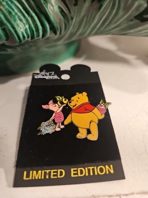 CONJUNTO DE 2 PINOS DE OVOS PARA TROCA DE POOH E LEITÕES DISNEY DLR DISNEYLAND EASTER 2001 LE 2400 - Imagem 1 de 3