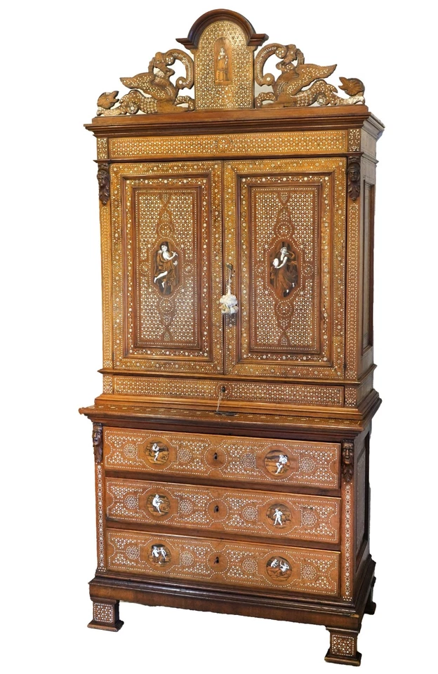 Increíble gabinete italiano del siglo XIX con incrustaciones con diseño figurativo 2 puertas/4 cajones Foto 1 de 4
