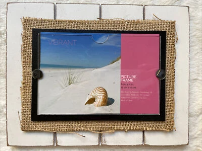 NUEVO marco de fotos, tema de playa madera blanca con butlap y vidrio, tiene capacidad para foto de 4” x 6” Foto 1 de 4