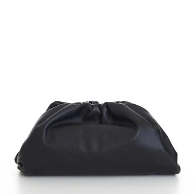 Bolso clutch grande BOTTEGA VENETA 3665$ The Pouch - cuero de becerro negro suave como la mantequilla Foto 1 de 4