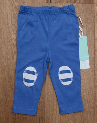 Pantalones de algodón para bebé niño Aden Anais ~ azul liso con parches de rodilla azules y blancos ~  Foto 1 de 3
