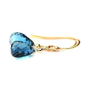 Pendientes pequeños de topacio azul Londres natural envueltos en alambre en oro amarillo sólido de 14K - Imagen 1 de 10