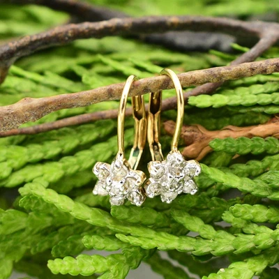 Brincos de ouro amarelo 10k com aba de flores com aglomerado de diamantes - Imagem 1 de 4
