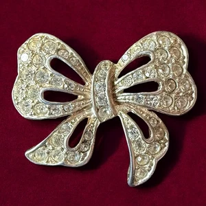 Broche con lazo de diamantes de imitación tono dorado cinta transparente prendedor vintage firmado romano - Imagen 1 de 11
