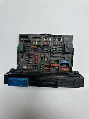 Оригинальный распределительный блок предохранителей для передней панели BMW E90 E92 E93 E82 135i 335i 2007-2013 годов выпуска - Изображение 1 из 4