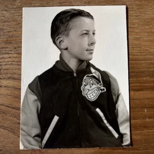 Giacca da baseball anni 60 ragazzo che indossa CLEVELAND INDIANS FOTO vintage istantanea 2x3 - Foto 1 di 3