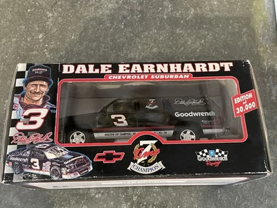 Dale Earnhardt 1995 Chevrolet Suburban 1:25 Die Cast Replica Goodwrench Racing - Image 1 of 4