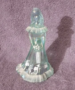 "Estatuilla muñeca dama de honor aguamarina de vidrio Fenton firmada por D. Fredrick 7""" - Imagen 1 de 11