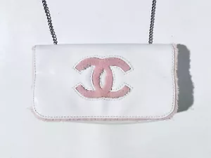 Chanel Lack-Handtasche mit Frottee-Logo und Kettenhenkel - Precision - Bild 1 von 12
