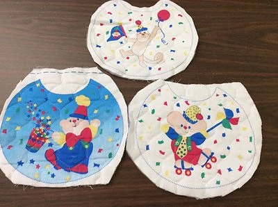 BABEROS DE BEBÉ ACOLCHADOS Y SIN FORRO EN EL CIRCO - 3 EN CONJUNTO Foto 1 de 4