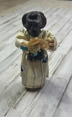 "Muñeca cara manzana seca vintage negra hecha a mano arte popular 10"" sosteniendo flores" Foto 1 de 4