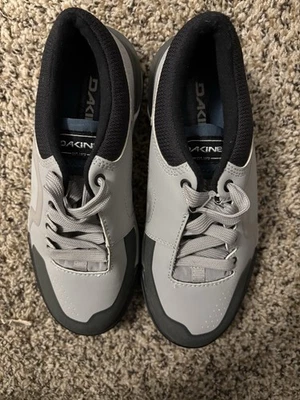 Zapatos planos grises para bicicleta de montaña Dakine Drift para mujer talla 7 Foto 1 de 4