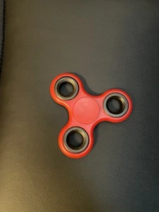 Tri Fidget Finger Spinner Amarillo o Rojo Aleatorio - Imagen 1 de 2