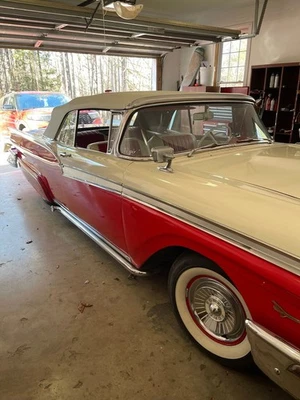 Ford Fairlane 500 Skyliner 1957 pintura bicolor, cromo limpio, bien conservado Foto 1 de 4
