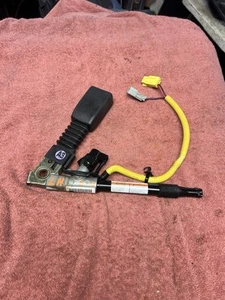 2002-2006 honda CRV cr-v LH drivers front black seatbelt buckle tongue OEM 03 04 - Picture 1 of 3