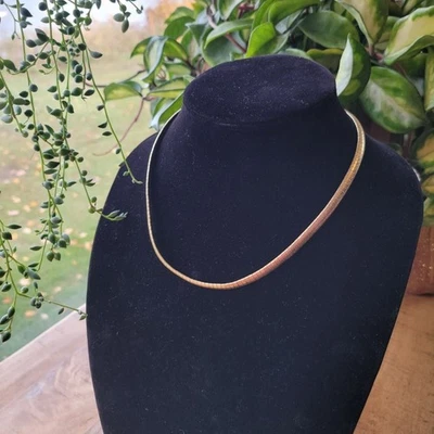 Collar de cadena Omega tono dorado suave flexible cierre de gargantilla de metal básico 16 pulgadas Foto 1 de 4
