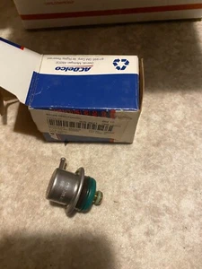(1) GM NOS 1995-2005 Buick Park Avenue 3.8L Fuel Injection Pressure Regulator - Bild 1 von 8