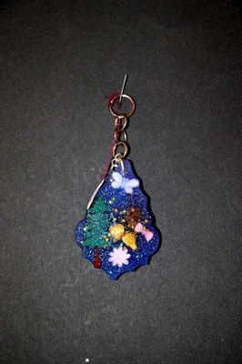 Llavero pequeño con dije de Navidad en forma de lágrima personalizado de resina hecho a mano Foto 1 de 2