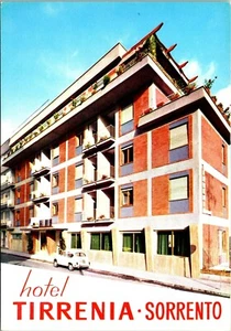 Postal exterior del Hotel Tirrenia Sorento Italia, balcones, macetas de flores coche - Imagen 1 de 2