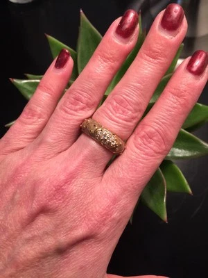 全新 搪瓷 可堆叠戒指 1 金色 米色 青铜 搪瓷 CZ 表带 尺寸 7 — 第 1/4 张图片