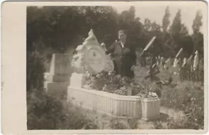 Cementerio: Mujer por tumba elaborada con retrato cementerio 1925 foto postal real - Imagen 1 de 2