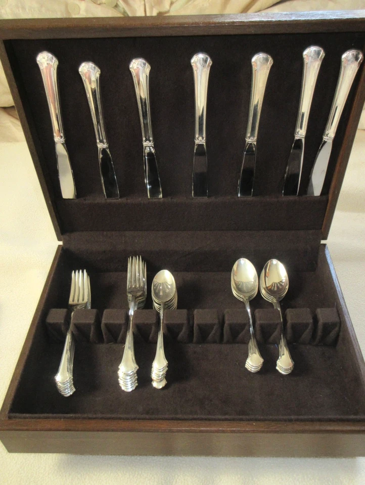 Juego de cubiertos Chippendale by Towle de plata de ley para 8 más juego de anfitriona con caja Foto 1 de 4