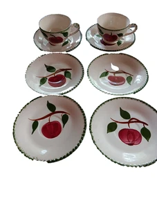 Blue Ridge Quaker Apple 2 Tassen & 6 Untertassen mit Fuß Southern Pottery Kerzendocht  - Bild 1 von 20