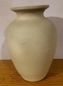 Vase With A Signature Underneath. 15.5 cm. Very Good Condition - Picture 1 of 9
