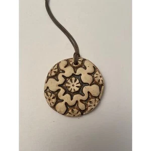 Vintage BETTY FOSTER Keramik Keramik Anhänger Halskette Handarbeit signiert Blume  - Bild 1 von 8