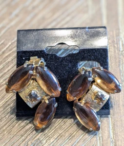 Conjunto de pendientes estilo clip óvalos lucite marrón mediados de siglo estrás - Imagen 1 de 3