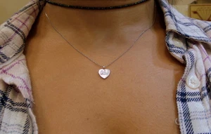 COLLAR CORAZÓN ORO BLANCO 14K CON GRABADO AMOR - Imagen 1 de 6