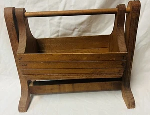 Antigua primitiva muñeca de madera mecedora hecha a mano - Imagen 1 de 9