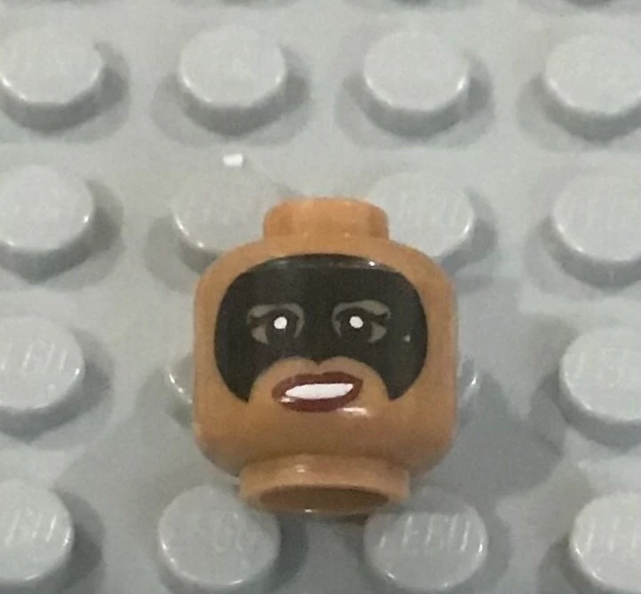 LEGO Turrón Carne Oscura Cabeza Femenina con Labios Rojos, Dientes Blancos y Máscara Foto 1 de 1