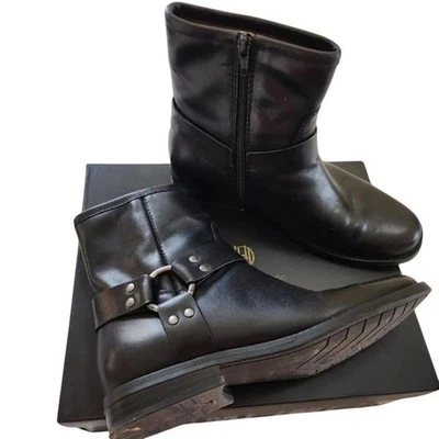 HOUSE of Harlow Botines Cuero Negro Motociclista Arnés Hebilla Acentos 9.5 Foto 1 de 4