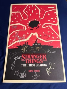 Tarjeta de ventana firmada por Stranger Things The First Shadow 11x17 prueba de Broadway Netflix - Imagen 1 de 20