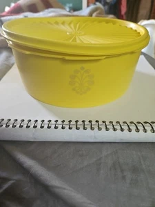 Tupperware Vintage Servalier 1204-5 Yellow Bowl With Lid 1205-2 Tupperware - Picture 1 of 1