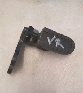 E2. Reposapiés delantero derecho Yamaha TW 125 + soporte - Imagen 1 de 5