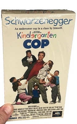 Kindergarten Cop (1990), VHS Movie, MCA Home Video (1991), Arnold SEALED Foto 1 de 4