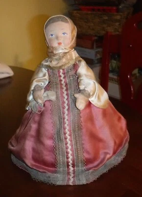 Antigua Media Muñeca Té Acogedora Porcelana Cara y Mano, Seda 10 Pulgadas Alto Hecha a Mano Foto 1 de 4