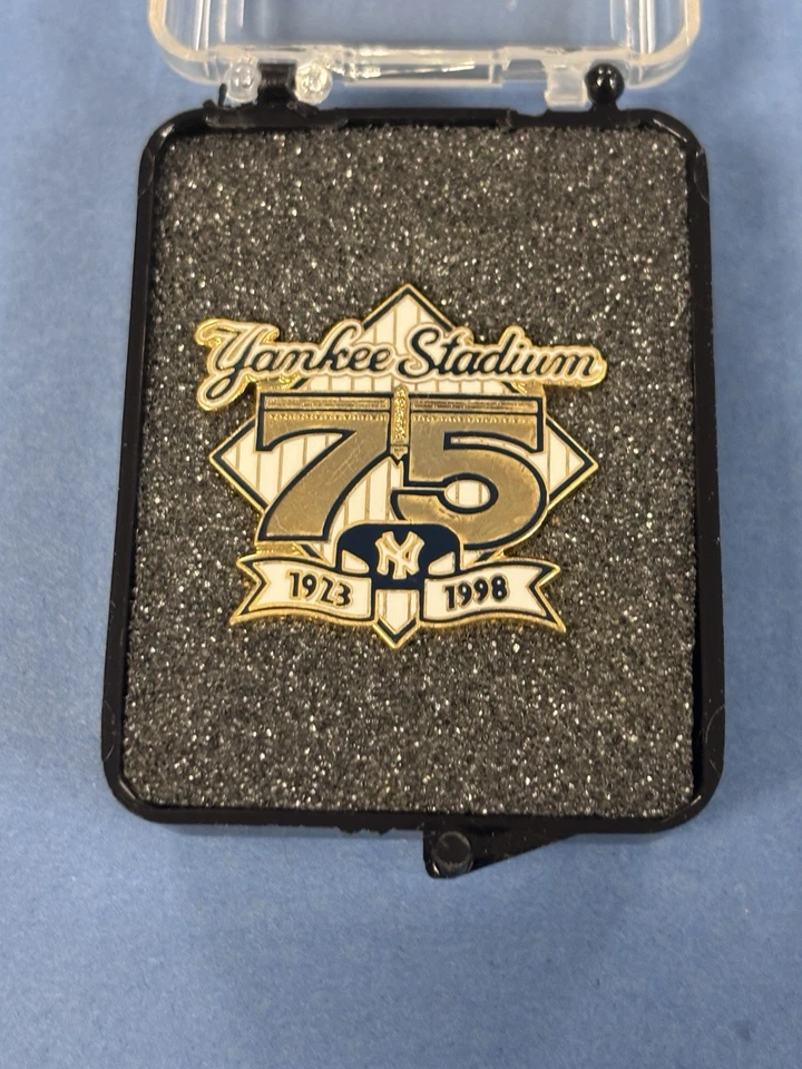 Pin 75 aniversario del Yankee Stadium New York Yankees 1923-1998 Foto 1 de 1