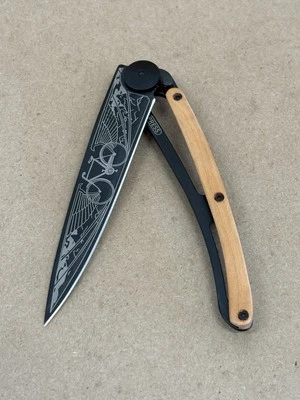 Navaja de Bolsillo Deejo 37g Madera Hoja Negra Diseño Lobo Foto 1 de 4