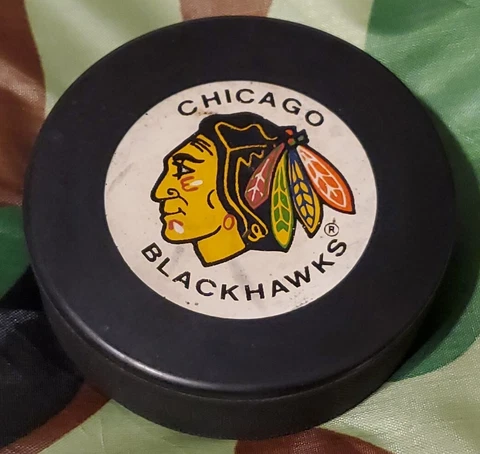 CHICAGO BLACKHAWKS NHL VINTAGE LICENSED PUCK INGLASCO MADE = CZECHOSLOVAKIA ๐จ๐ฟ Cover