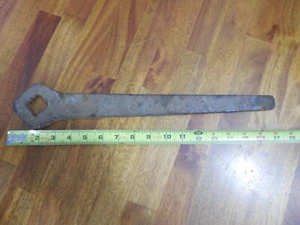 Llave antigua de hierro fundido de 17"" con 1"" cuadrado - Imagen 1 de 5