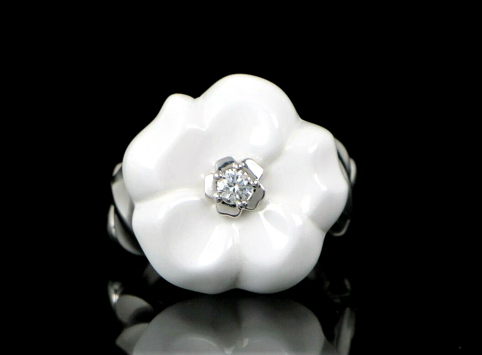 Anillo Chanel Camelia Galbe Oro Blanco 18K Diamante Cerámica Blanca Flor #47 $3,900 Foto 1 de 4