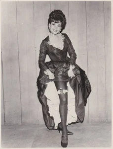 1966 Pressefoto leggy Schauspielerin Abbe Lane Hauptrollen in der TV-Show "F Troop" - Bild 1 von 2
