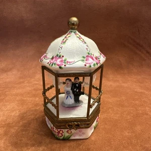 Sehr seltene Limoges Schmuckschatulle Brautpaar im Pavillon 84 von 250 Peint Main - Bild 1 von 9