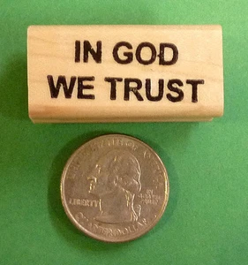 "In God We Trust" Sello de goma montado en madera - Imagen 1 de 2